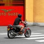 Moto Guzzi vorm Firmentor in Mandello del Lario, Comer See BELLA MACINA