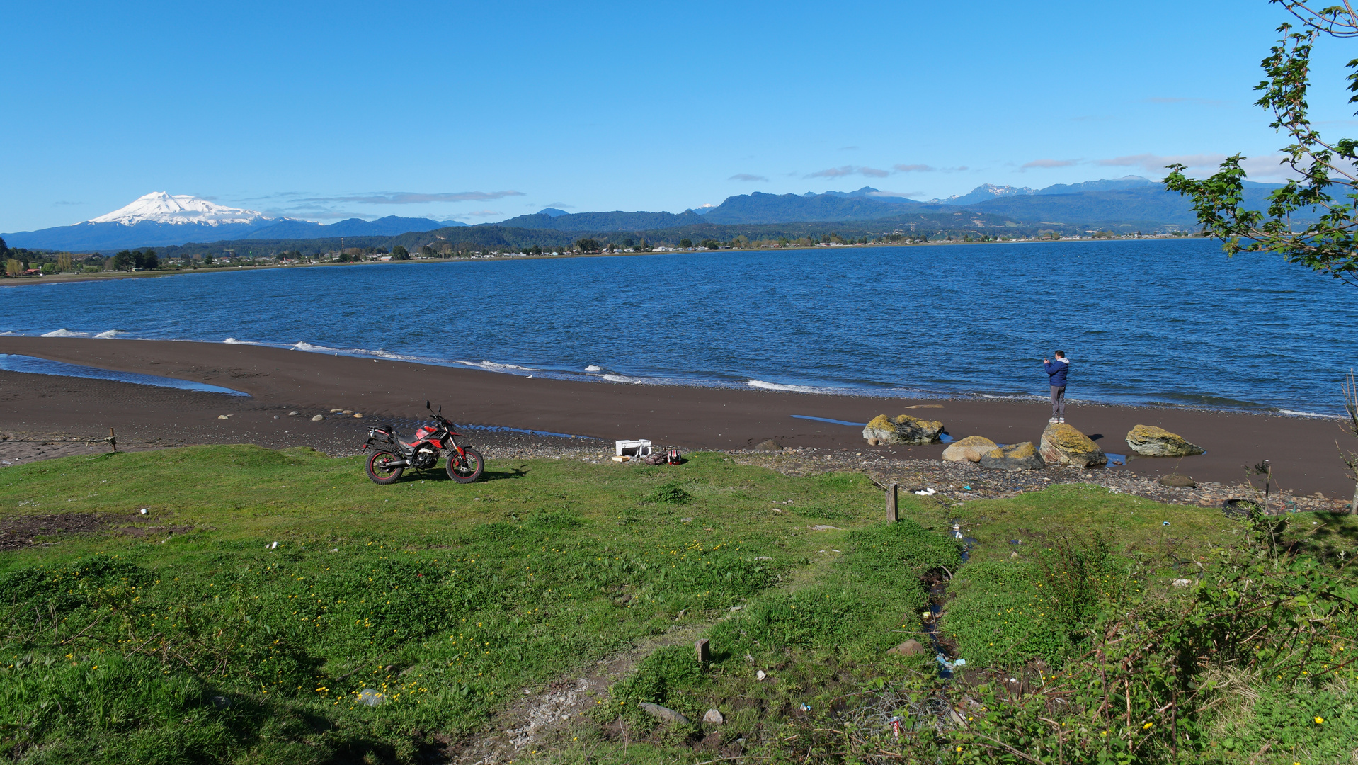 Moto y volcán