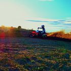 Motocross beim Sonnenaufgang