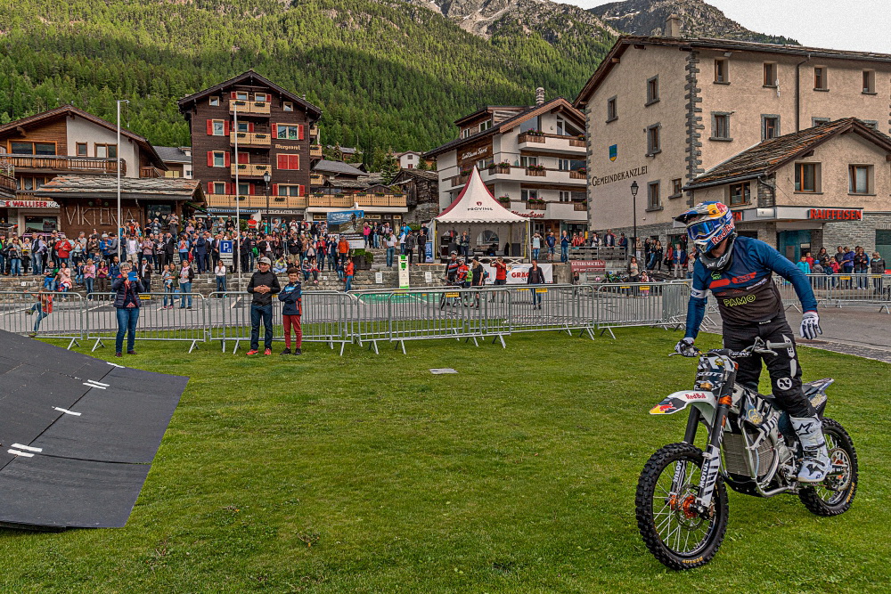 Motocross Freestyle mit Mathieu Rebeaud ...