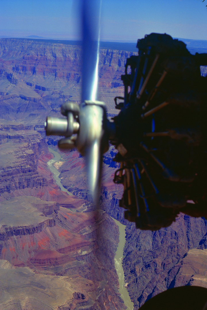 Motor der Ford Trimot über dem Grand Canyon