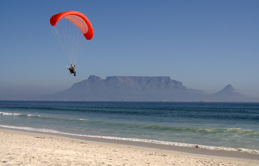 Motor-Gleitschirm vor dem Tafelberg, Südafrika