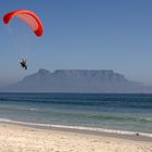 Motor-Gleitschirm vor dem Tafelberg, Südafrika