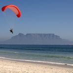 Motor-Gleitschirm vor dem Tafelberg, Südafrika