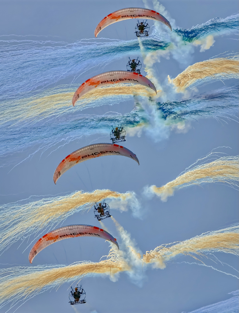 Motor Paraglider mit Feuerwerk