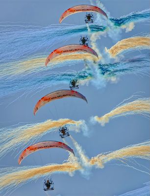 Motor Paraglider mit Feuerwerk