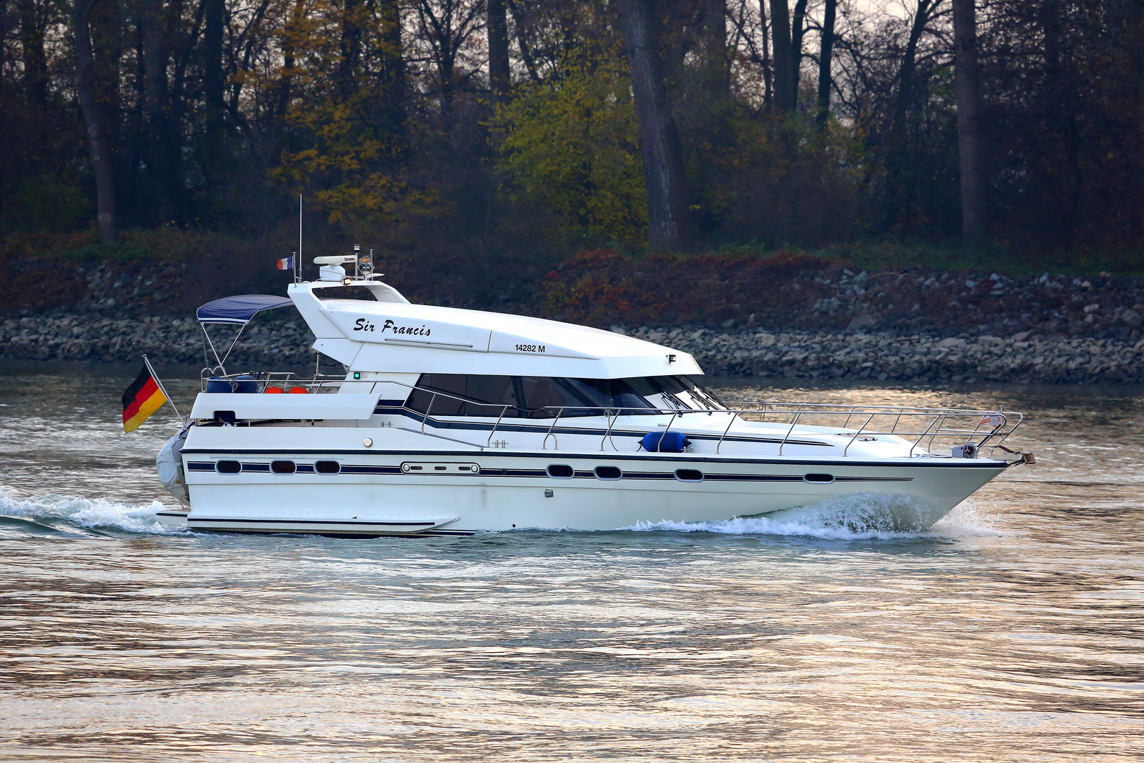 Motorboot auf dem Rhein