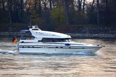 Motorboot auf dem Rhein