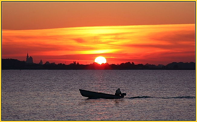 Motorboot im Abendrot