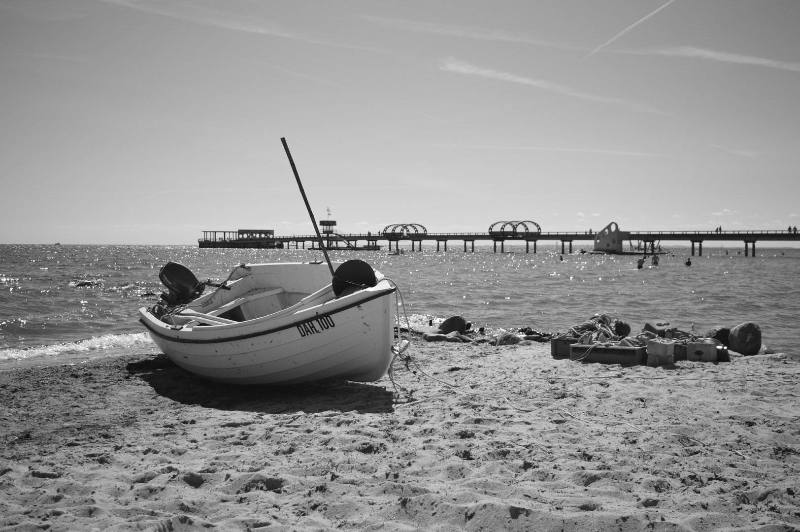 Motorboot in Kellenhusen am Strand