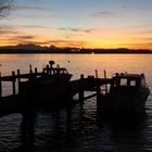 Motorboote auf der Fraueninsel in Abendlicht