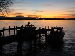 Motorboote auf der Fraueninsel in Abendlicht