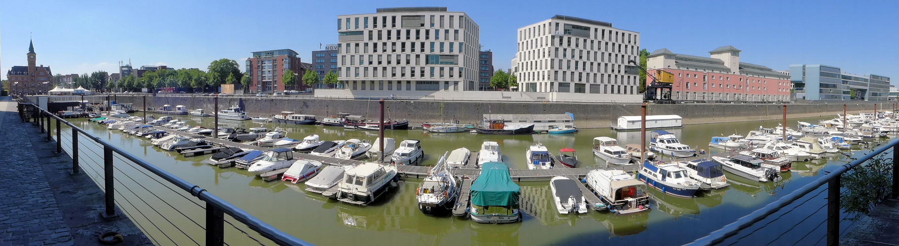 Motorboote im Kölner Rheinauhafen