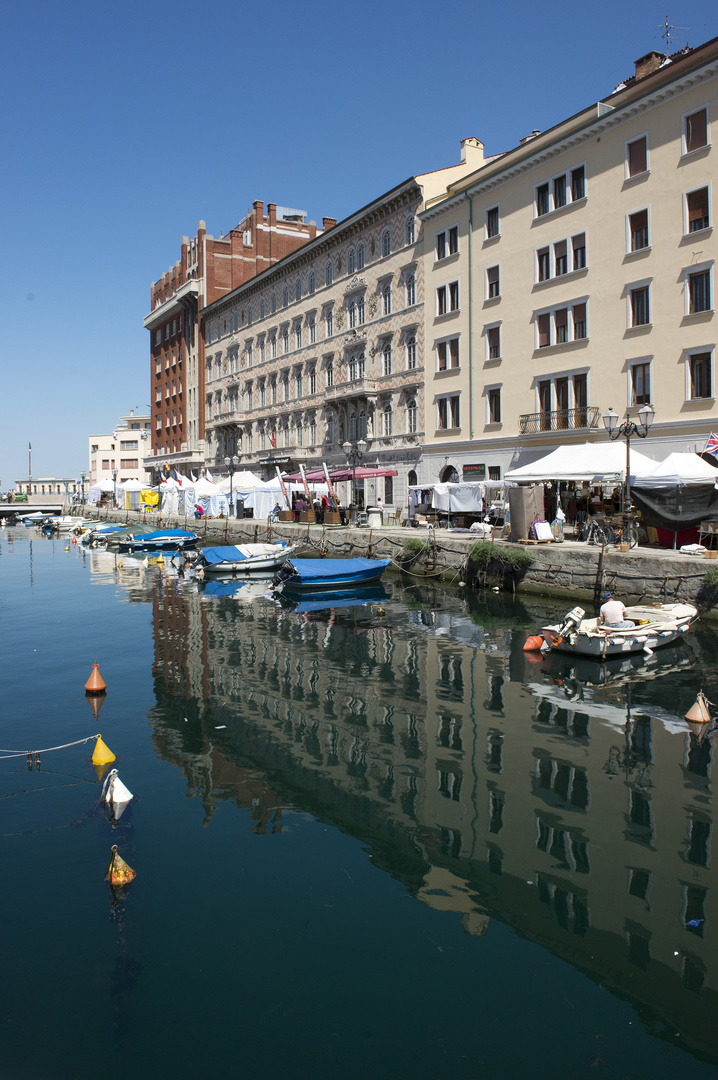 ~ Motorboothafen in Triest ~