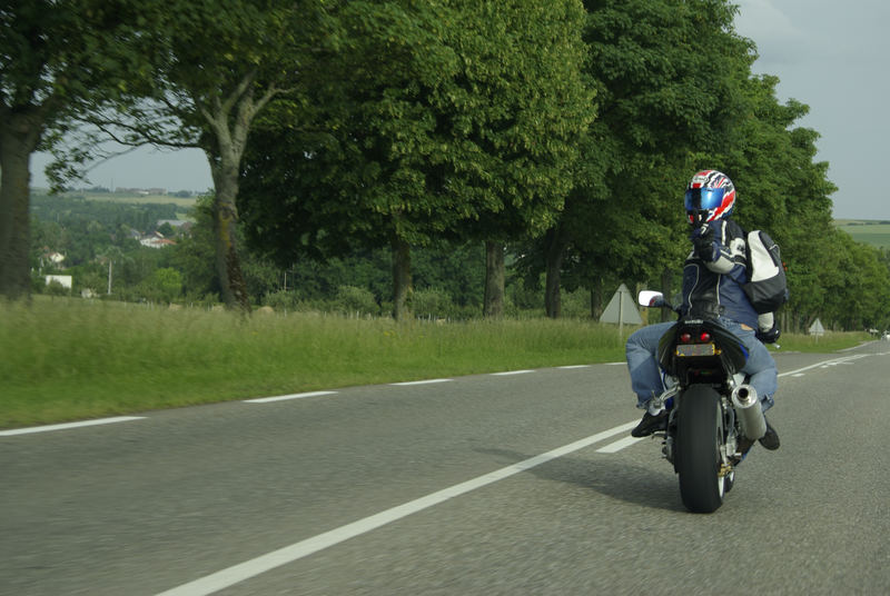 Motord au detour d'une route