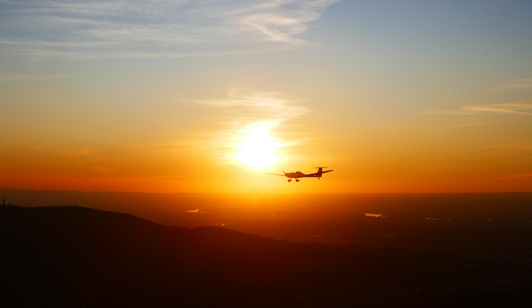 Motorflugzeug trifft Sonnenuntergang