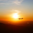 Motorflugzeug trifft Sonnenuntergang