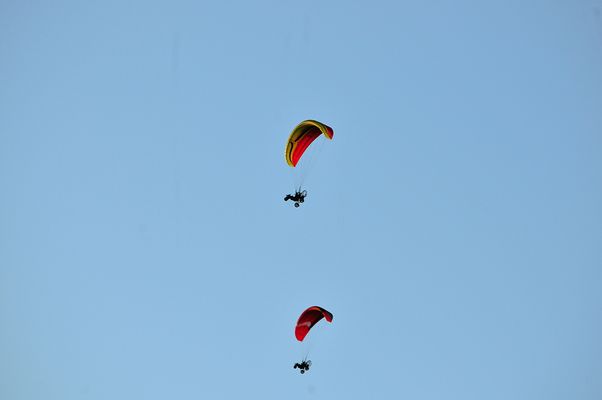 Motorgleitschirm in der Abendsonne