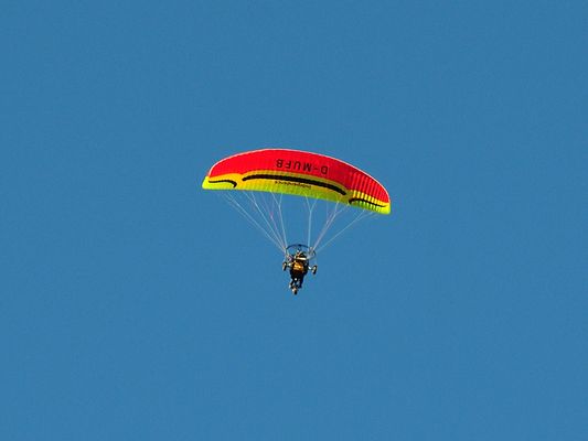 Motorgleitschirm in der Abendsonne