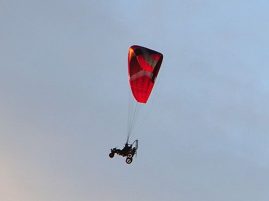 Motorgleitschirm in der Abendsonne