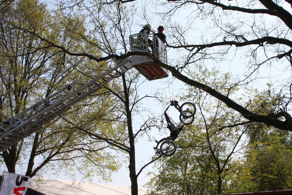 Motorisierter Paraglider stürzt in Baum