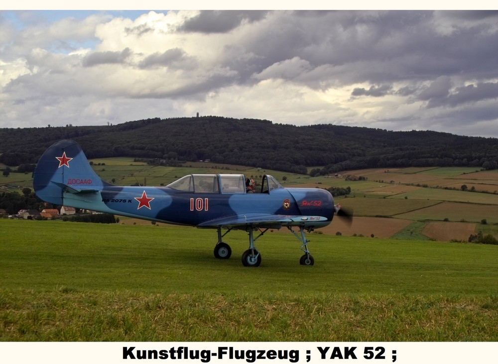 Motorkunstflug-Flugzeug YAK 52 beim Flugtag in Uslar am 07.09.08