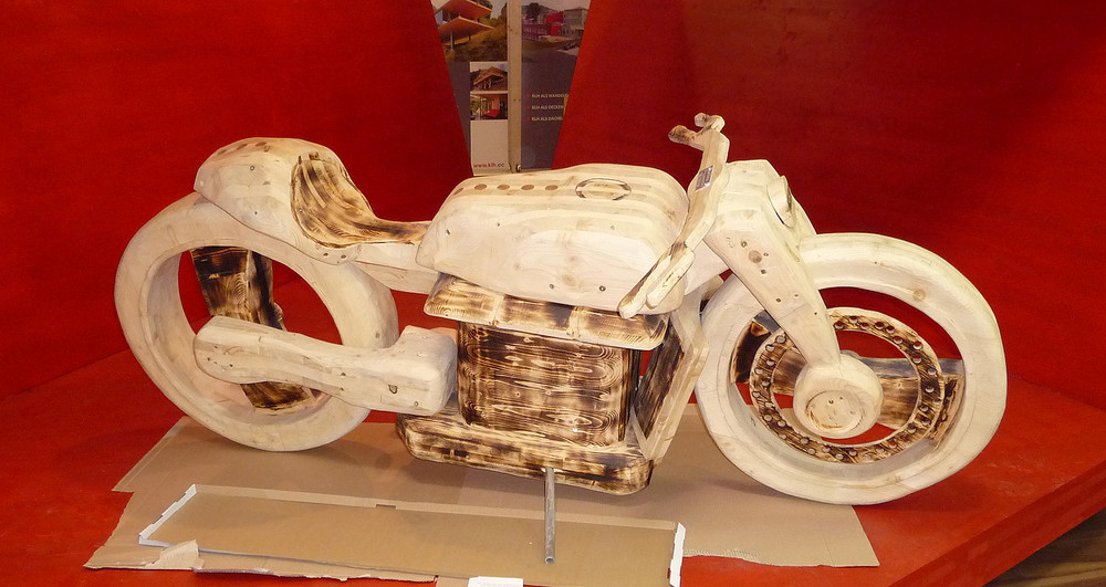 Motorrad aus Holz (BWS Messe Salzburg)