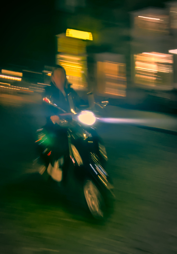 Motorrad bei Nacht - abstrakt
