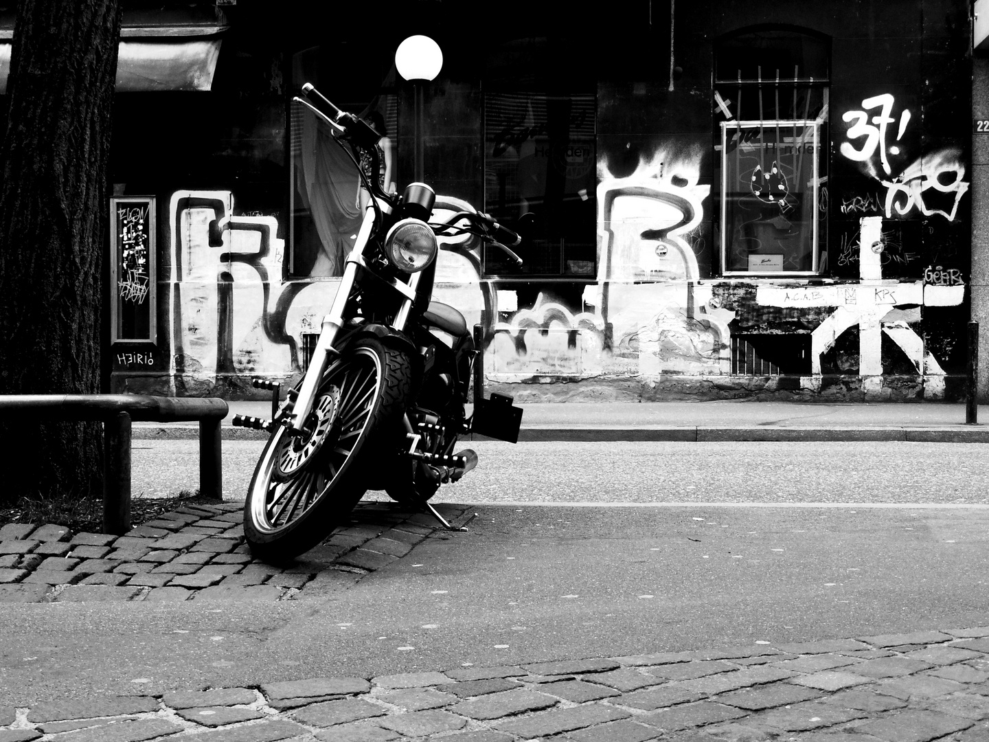 Motorrad B&W vor passender Kulisse (Pentax Q)