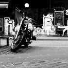 Motorrad B&W vor passender Kulisse (Pentax Q)