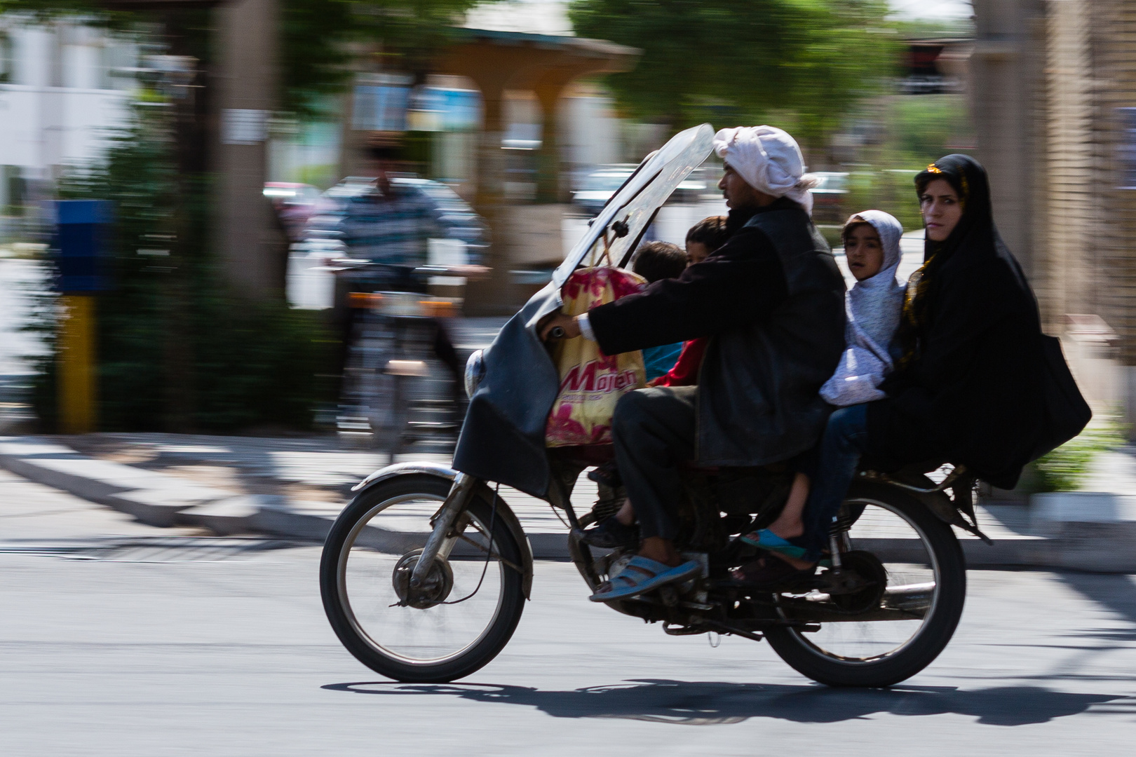 Motorrad - für fünf Personen und Einkaufstaschen