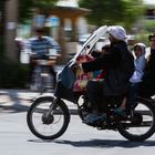 Motorrad - für fünf Personen und Einkaufstaschen