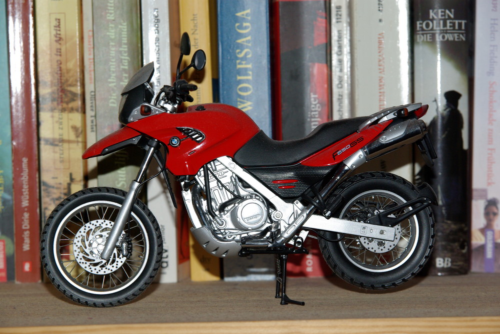 Motorrad im Bücherregal