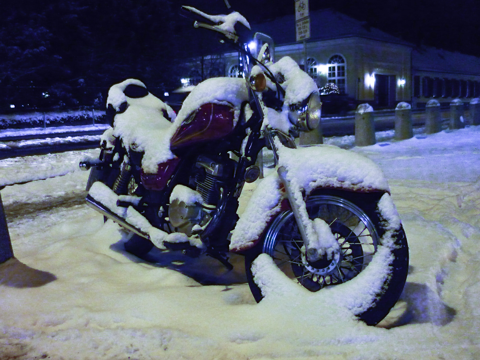 Motorrad im Schnee vergessen