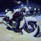 Motorrad im Schnee vergessen
