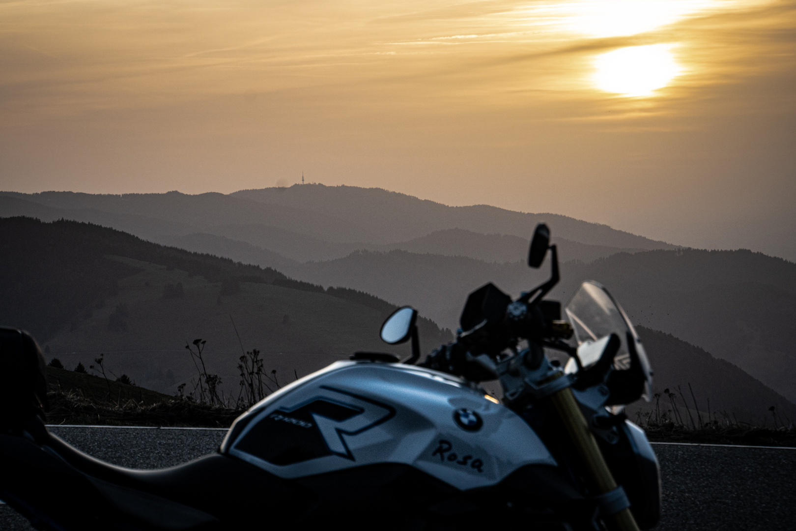 Motorrad im Sonnenuntergang im Schwarzwald