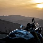 Motorrad im Sonnenuntergang im Schwarzwald