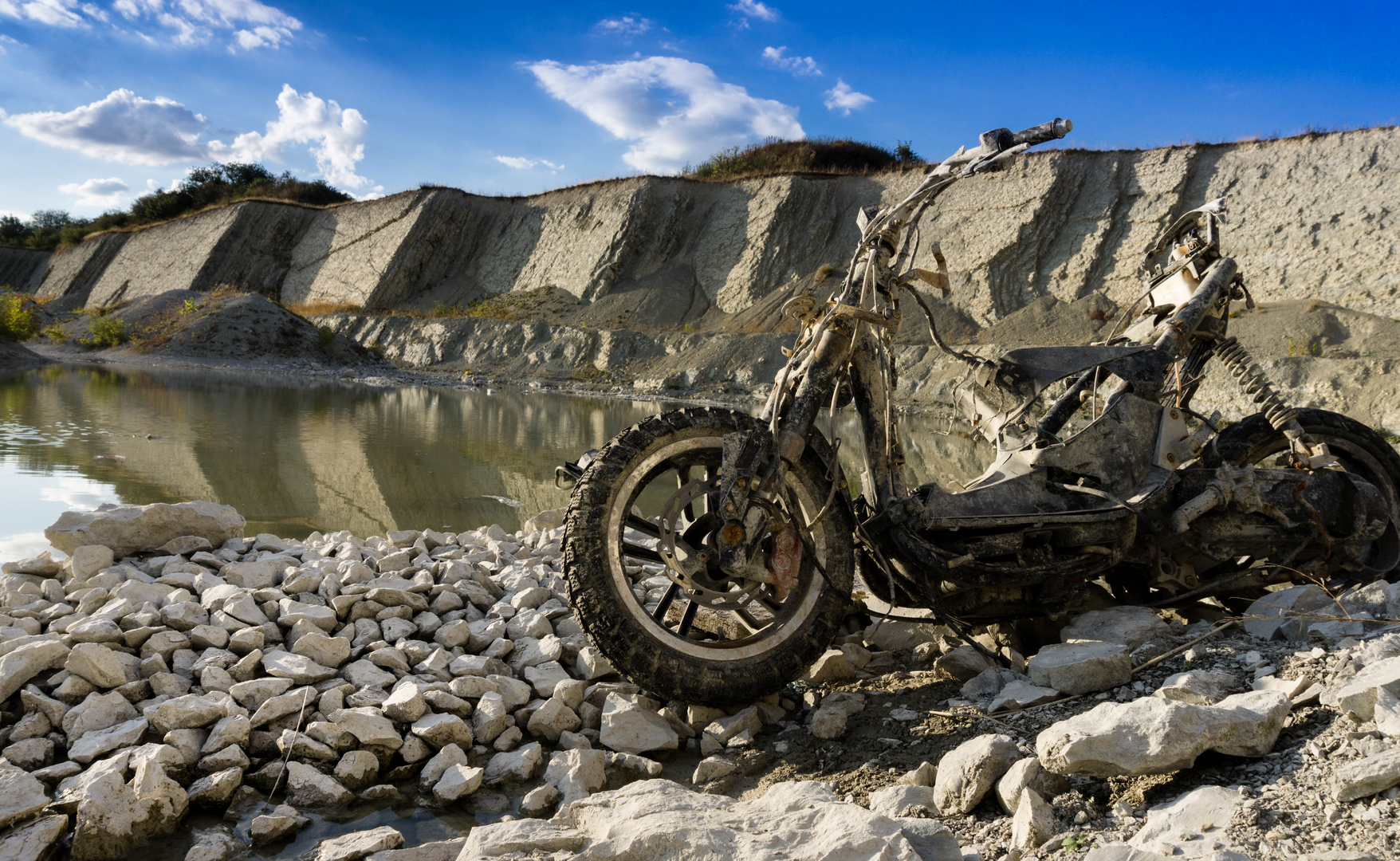 Motorrad im Steinbruch