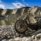 Motorrad im Steinbruch