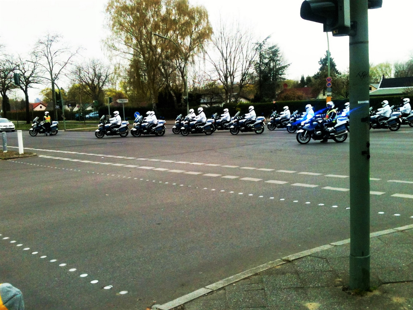 Motorrad mit Blaulicht -Aufmerksamer Beobachter (unten links)