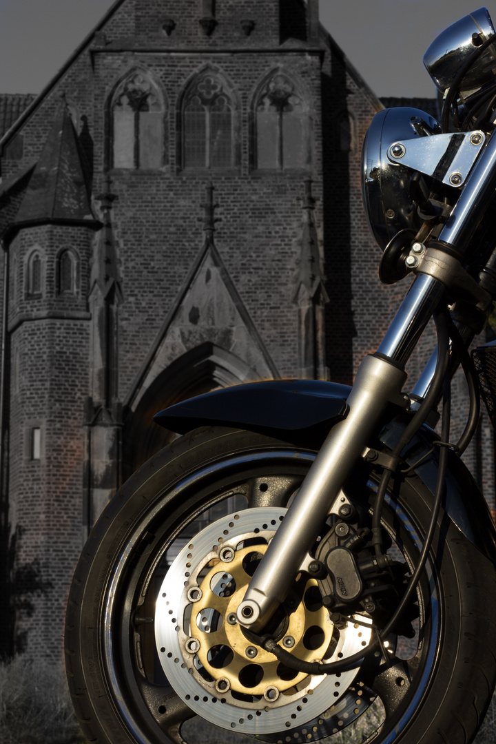 Motorrad vor alter Kirche