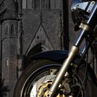 Motorrad vor alter Kirche