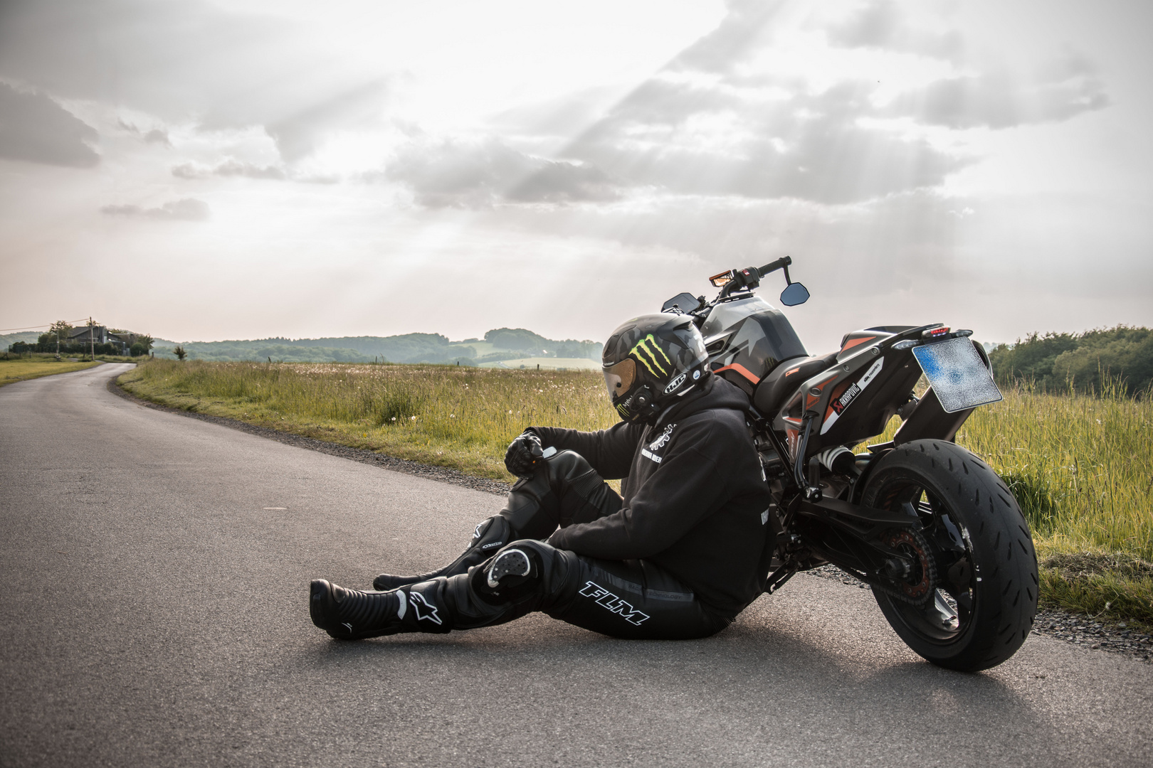 Motorradfahrer im Abendlicht