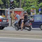 Motorradfahrerin in Warschau