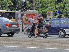 Motorradfahrerin in Warschau