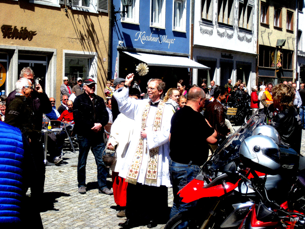 Motorradsegnung auf dem Marktplatz von Wangen/Allgäu