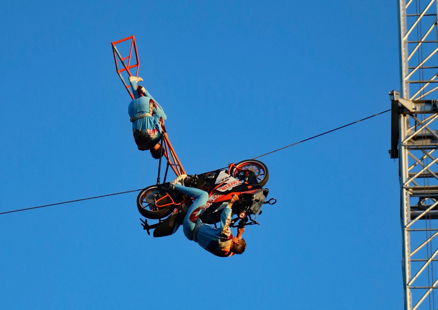 Motorradüberschlag am Hochseil