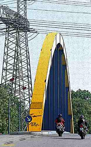 Motorräder auf der Südostbrücke