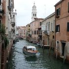 Motorschiff im Kanal in Venedig