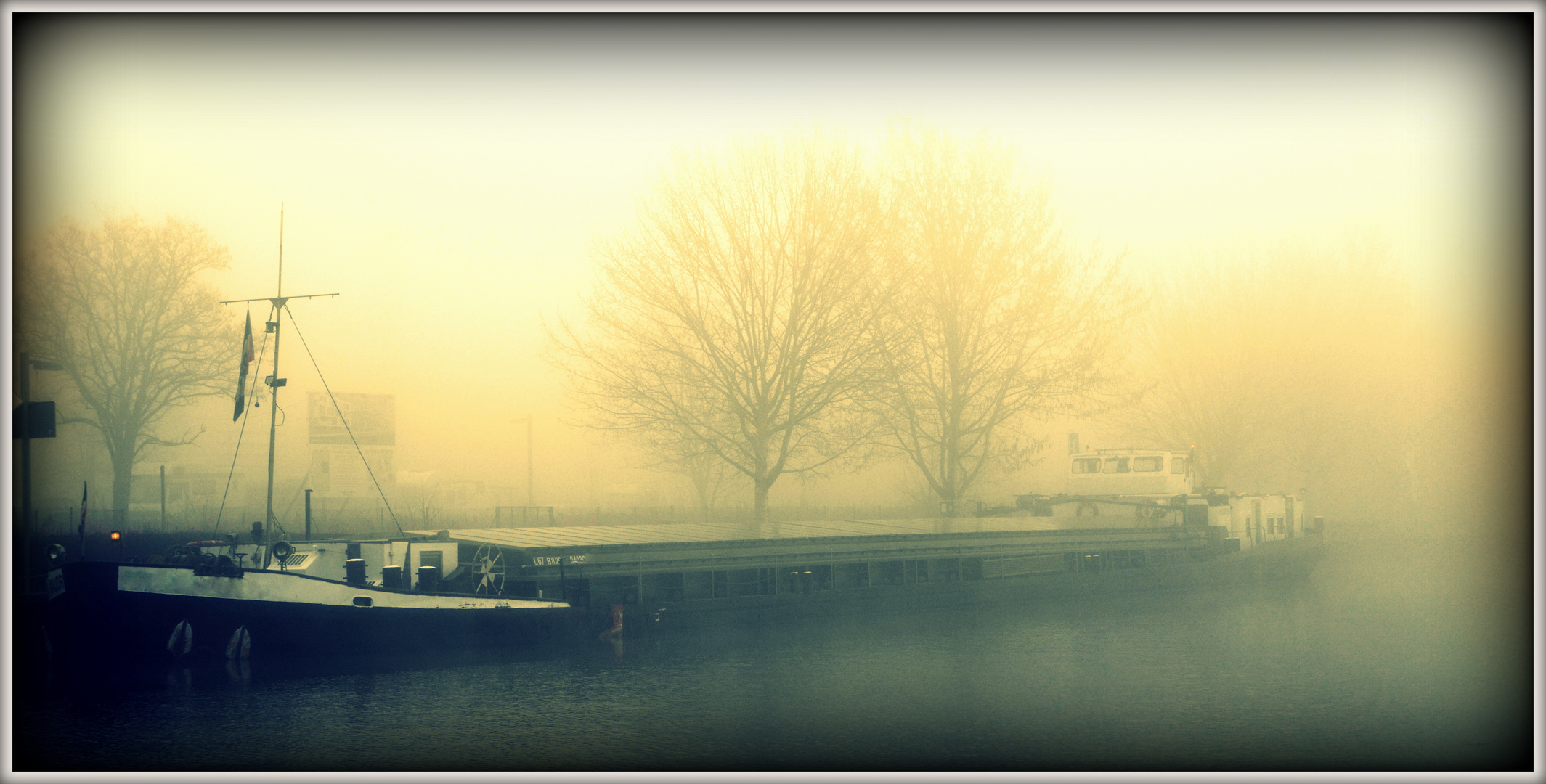 Motorschiff im Nebel / Nostalgie